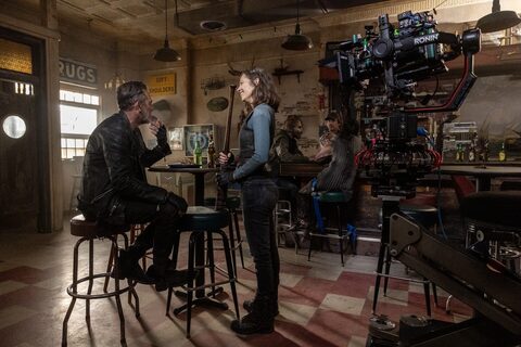Noi imagini din culisele sezonului 3 „The Walking Dead: Dead City”: Maggie și Negan revin într-un New York și mai periculos