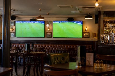 Proprietarul unui local din Marea Britanie, amendat cu 19.000 de lire sterline pentru difuzarea în pub a programelor Sky Sports fără acord comercial